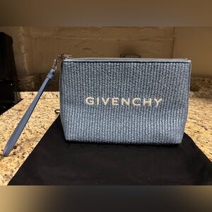 Givenchy
logo-embroidered raffia-effect clutch bag